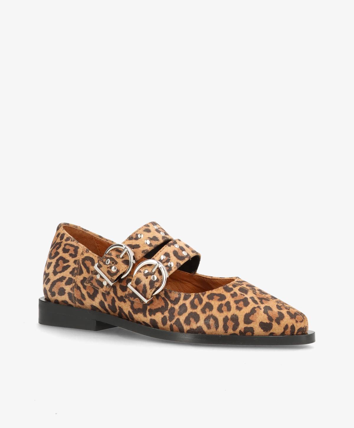 Leopardmønstret sko med to sølvspænder og flad sort sål.