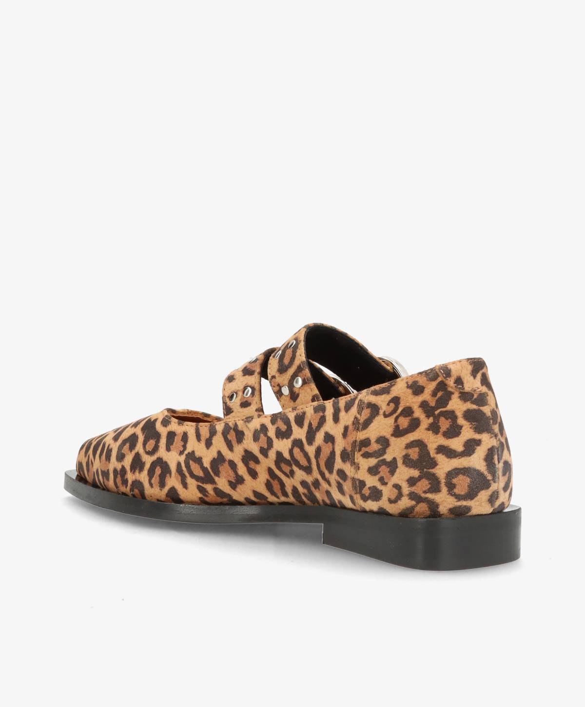 Leopardmønstret sko med flad sål og remdetaljer.