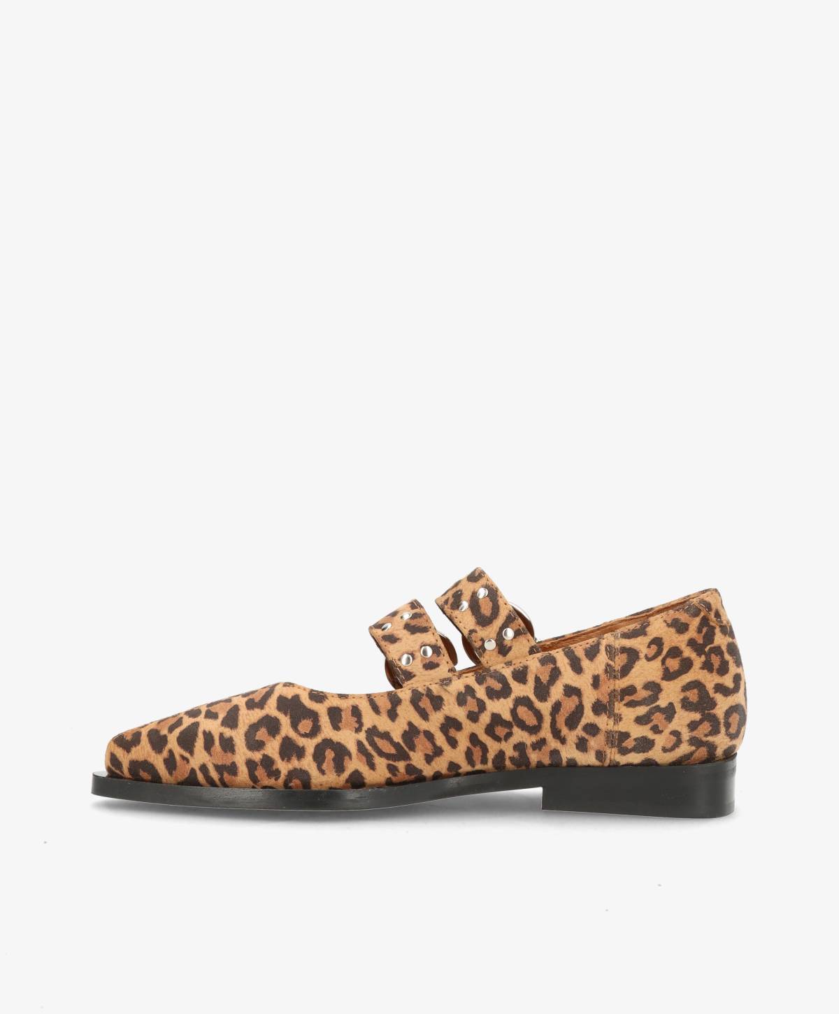 Leopardmønstret sko med lav hæl og to remme med spænder.