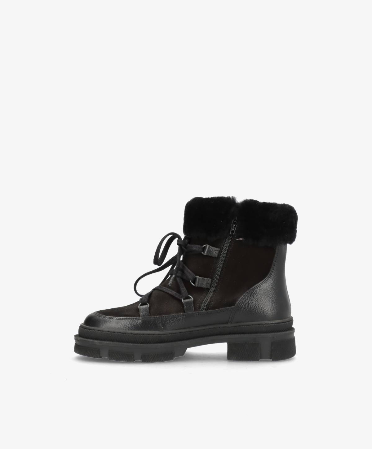 Sort vinterstøvle med snørebånd og pelskant, set fra siden.