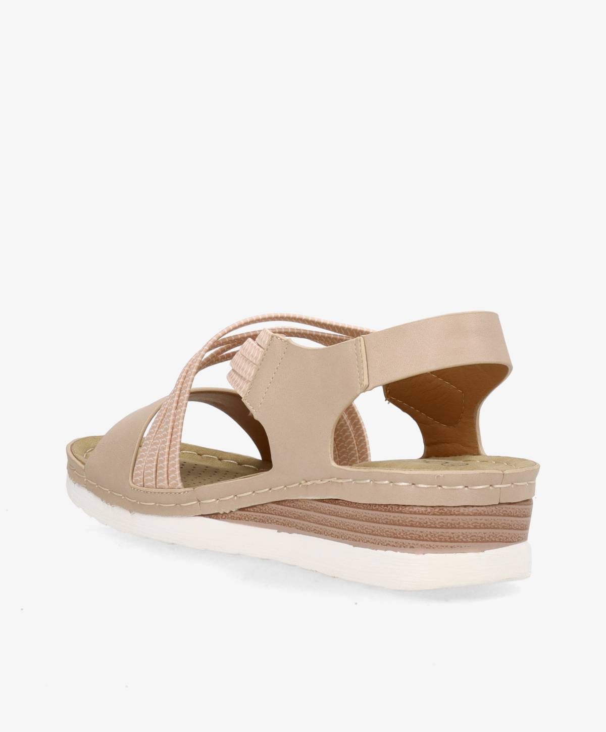 Beige sandal med elastiske stropper og kilehæl, set fra siden.