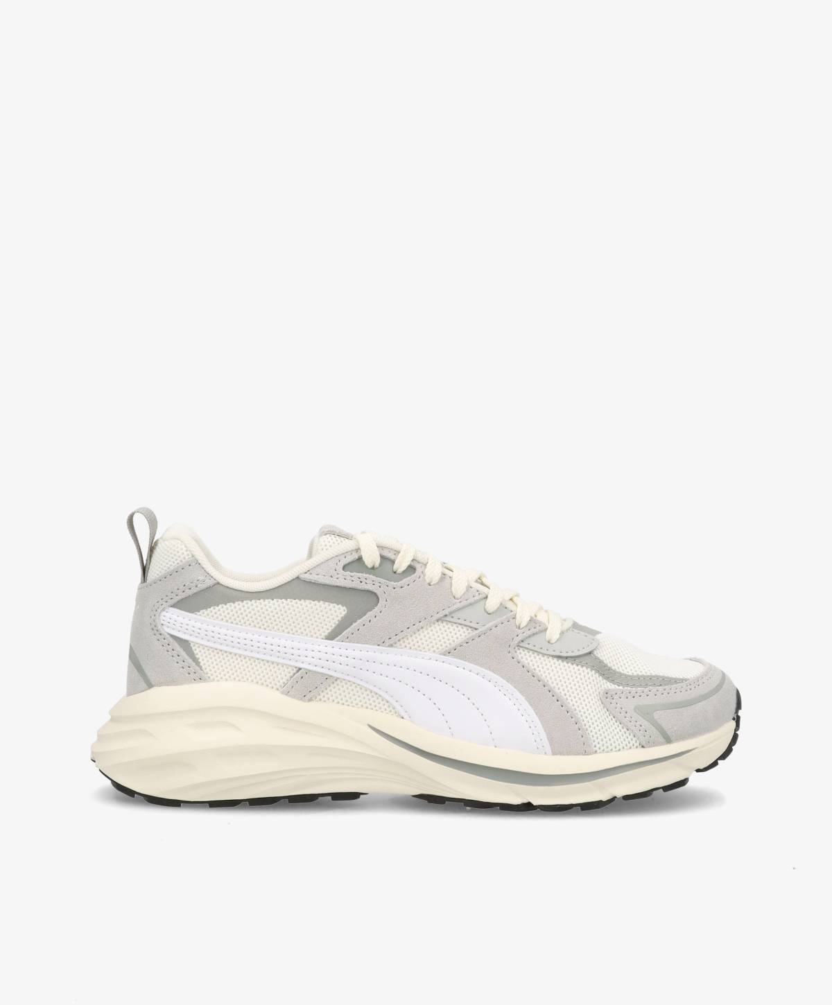 Grå og hvide sneakers med snørebånd og en tyk sål, set fra siden mod en hvid baggrund.