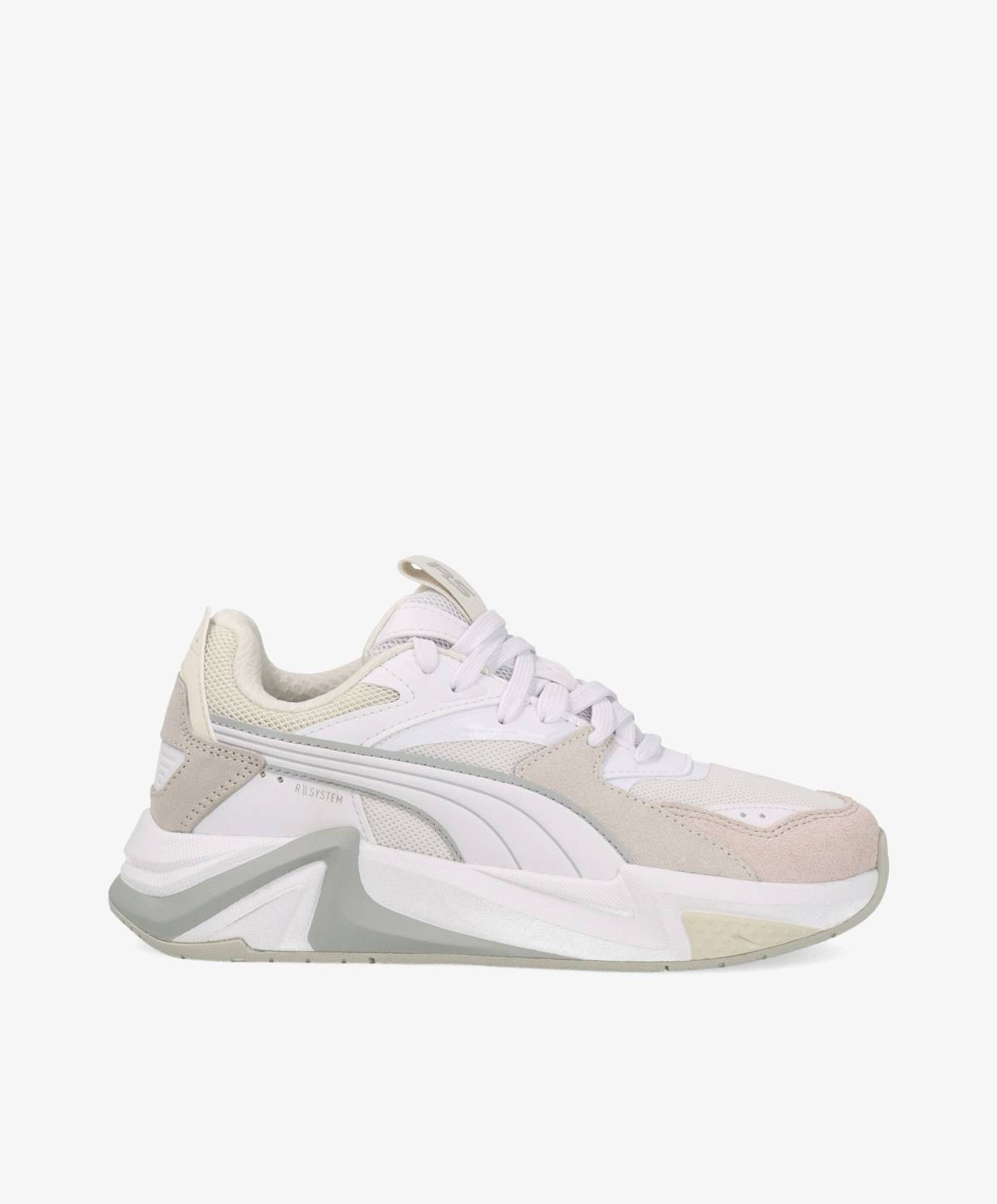 Hvid og beige sneaker med grå detaljer og hvid sål, set fra siden.