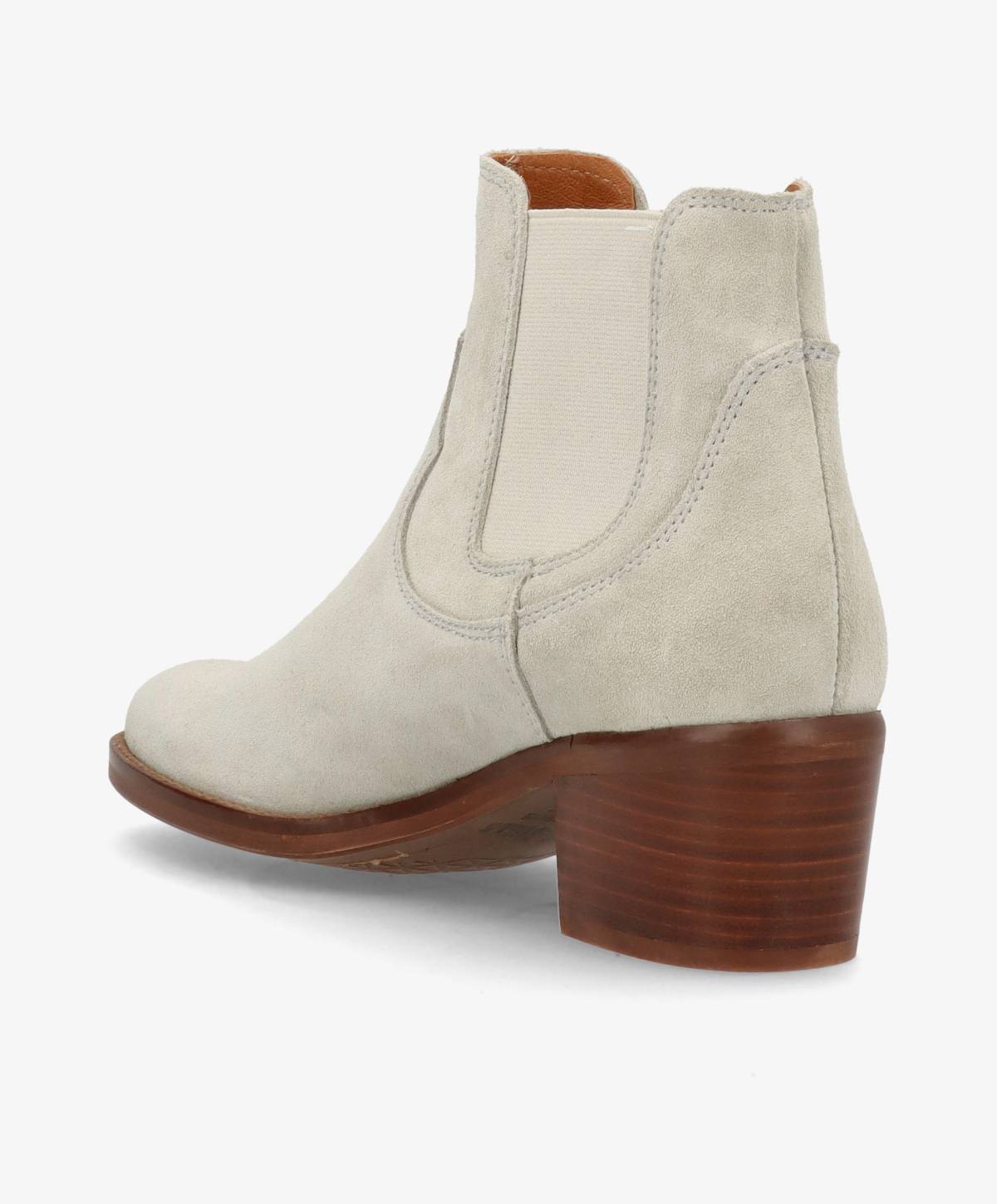 Lysegrå ankelstøvle i ruskind med elastiske paneler og en solid, brun hæl.