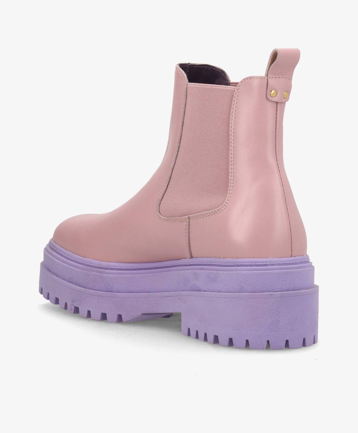Lyserød støvle med lilla, tyk sål og elastiske sider.