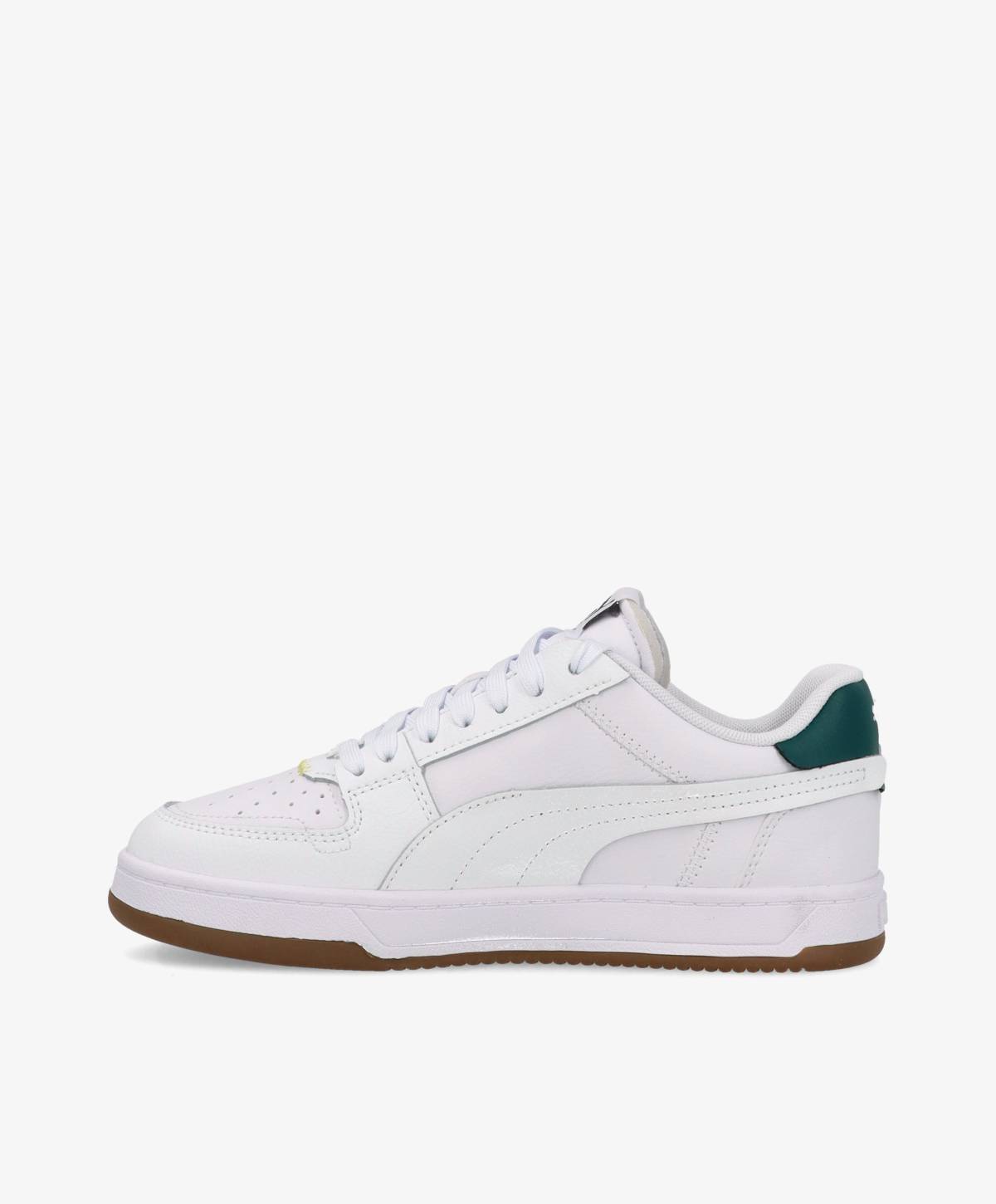 Hvid sneaker med grøn detalje på hælen og brun gummisål, set fra siden.