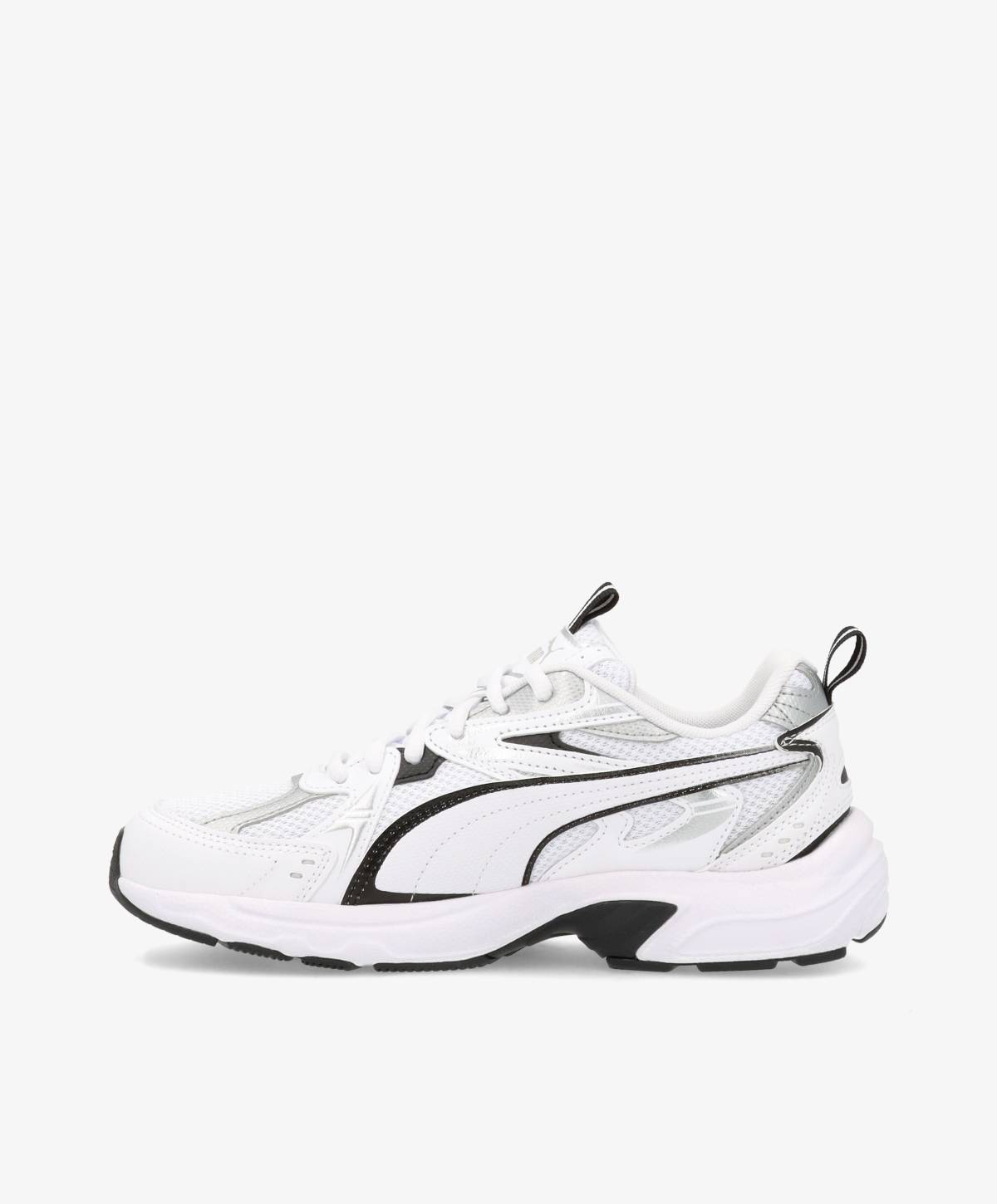 Hvid og sort sneaker med snørebånd og en tyk sål, set fra siden mod en hvid baggrund.