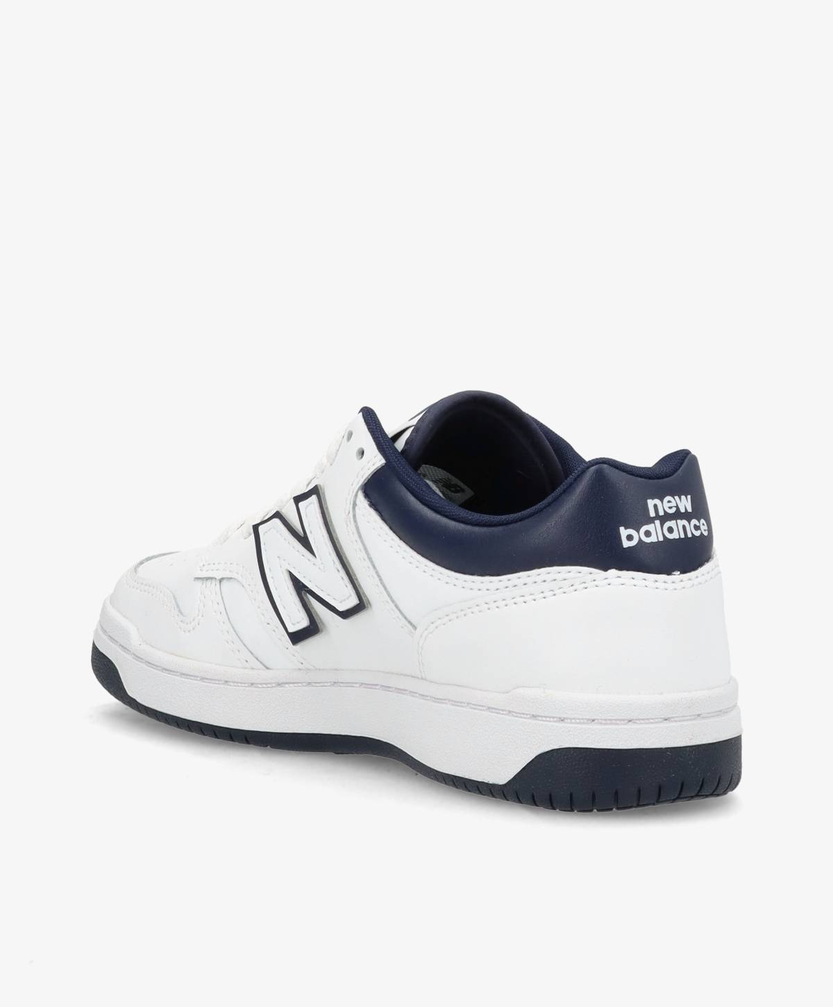 Hvid og mørkeblå New Balance sneaker set fra siden med logo på hælen og siden.