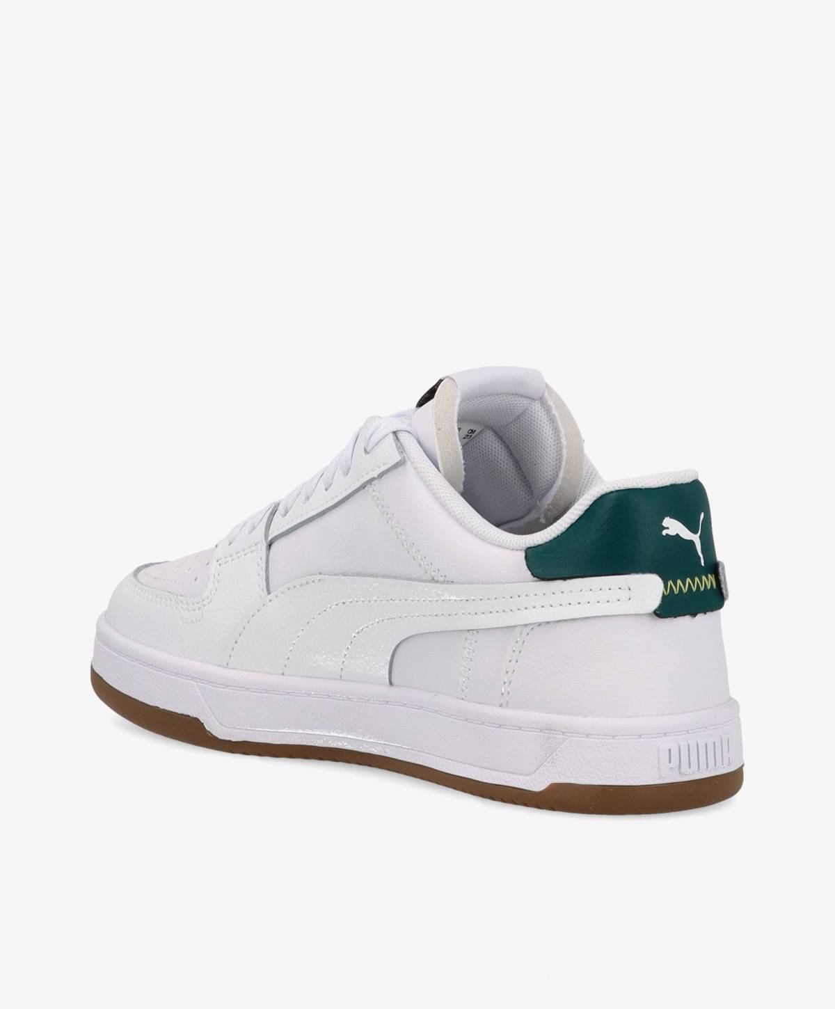 Hvid sneaker med grønne detaljer og brun sål, set fra siden.