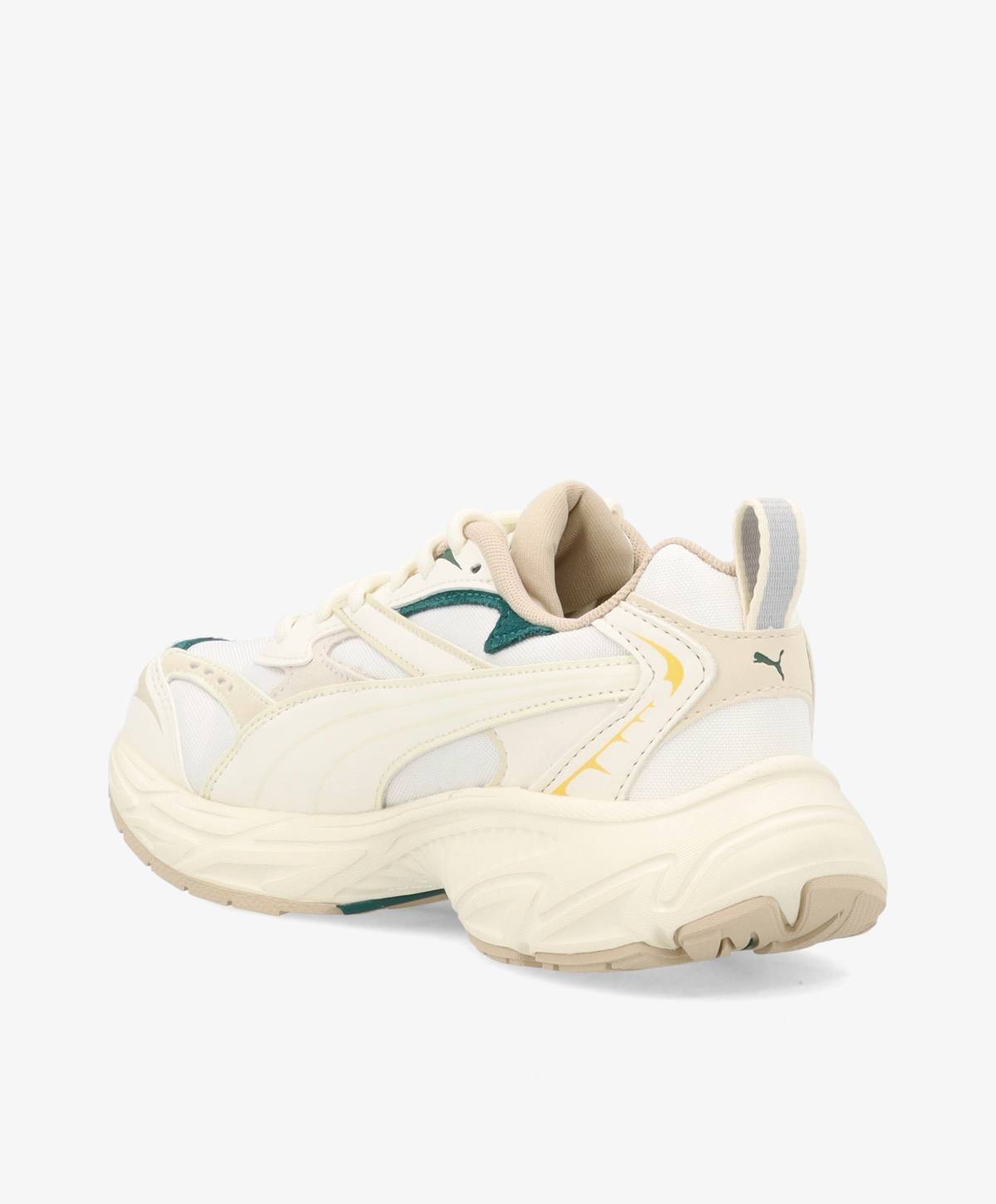 Et par hvide og beige sneakers med grønne detaljer, set fra siden mod en hvid baggrund.