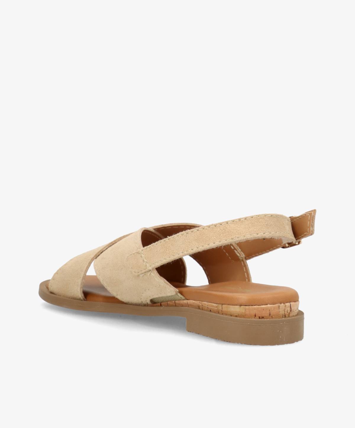 Beige sandal med krydsremme og justerbar hælrem, set fra siden.