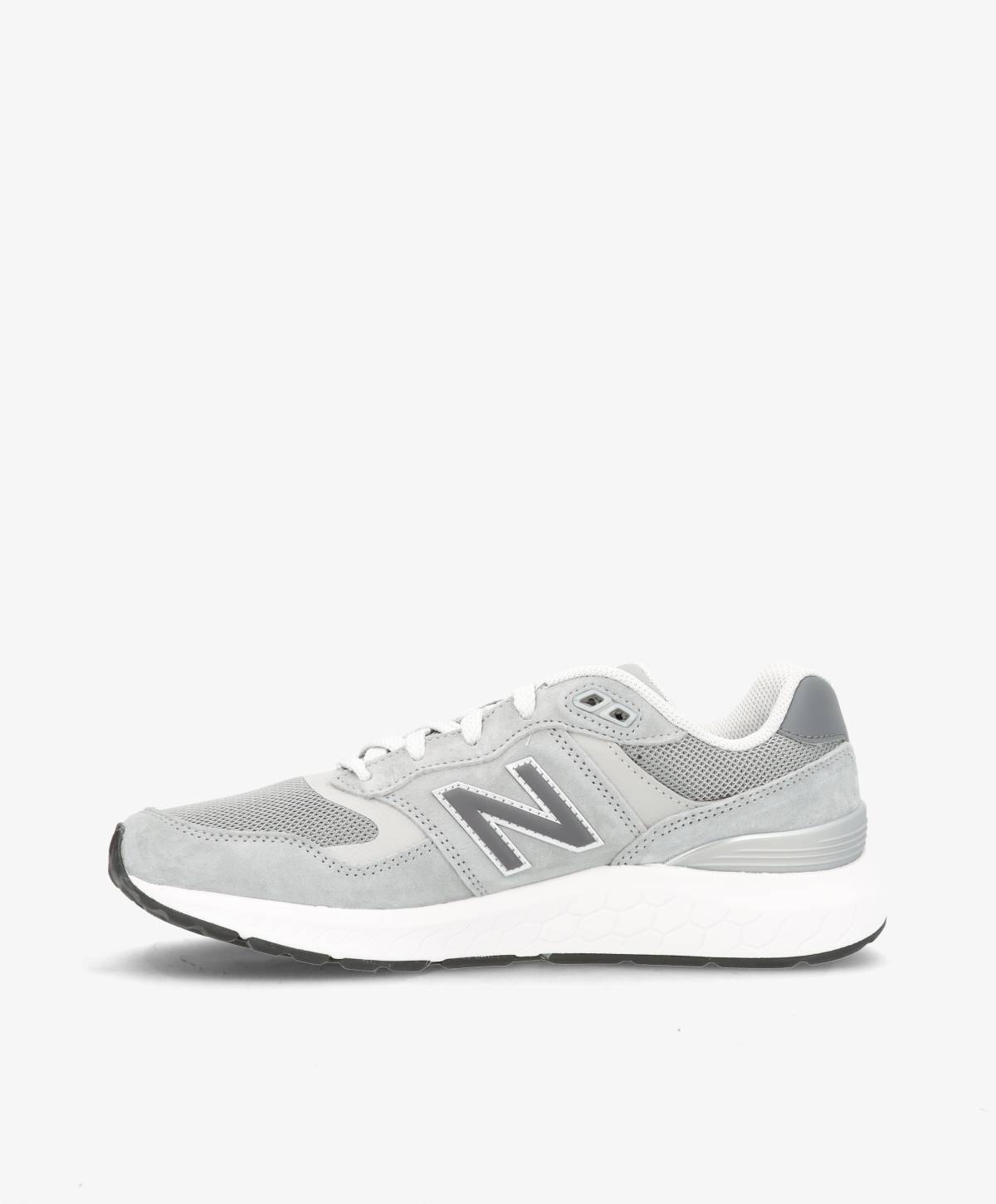 Grå løbesko med hvid sål og snørebånd, mærket med et "N" på siden.
