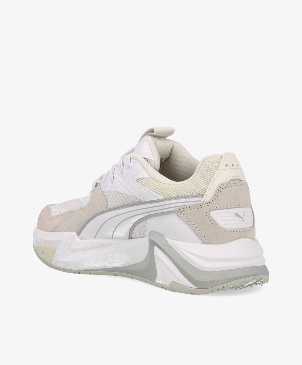 Hvid og beige sneaker set bagfra med grå detaljer og Puma-logo på hælen.