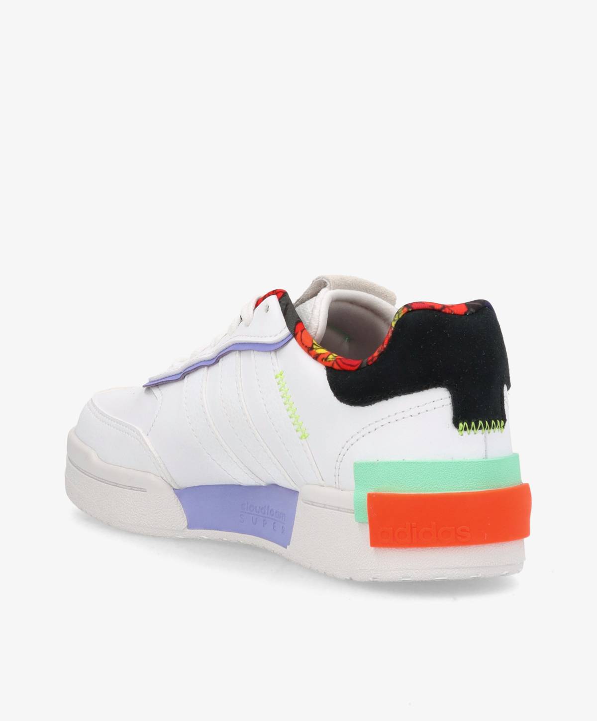 Hvid sneaker med farverige detaljer, herunder lilla, grønne og orange accenter.