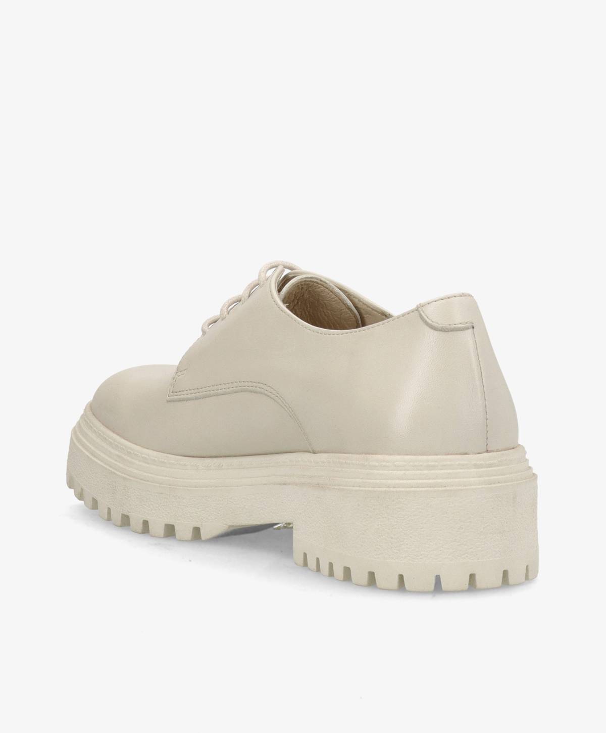 Beige sko med tyk, rillet sål og snørebånd.