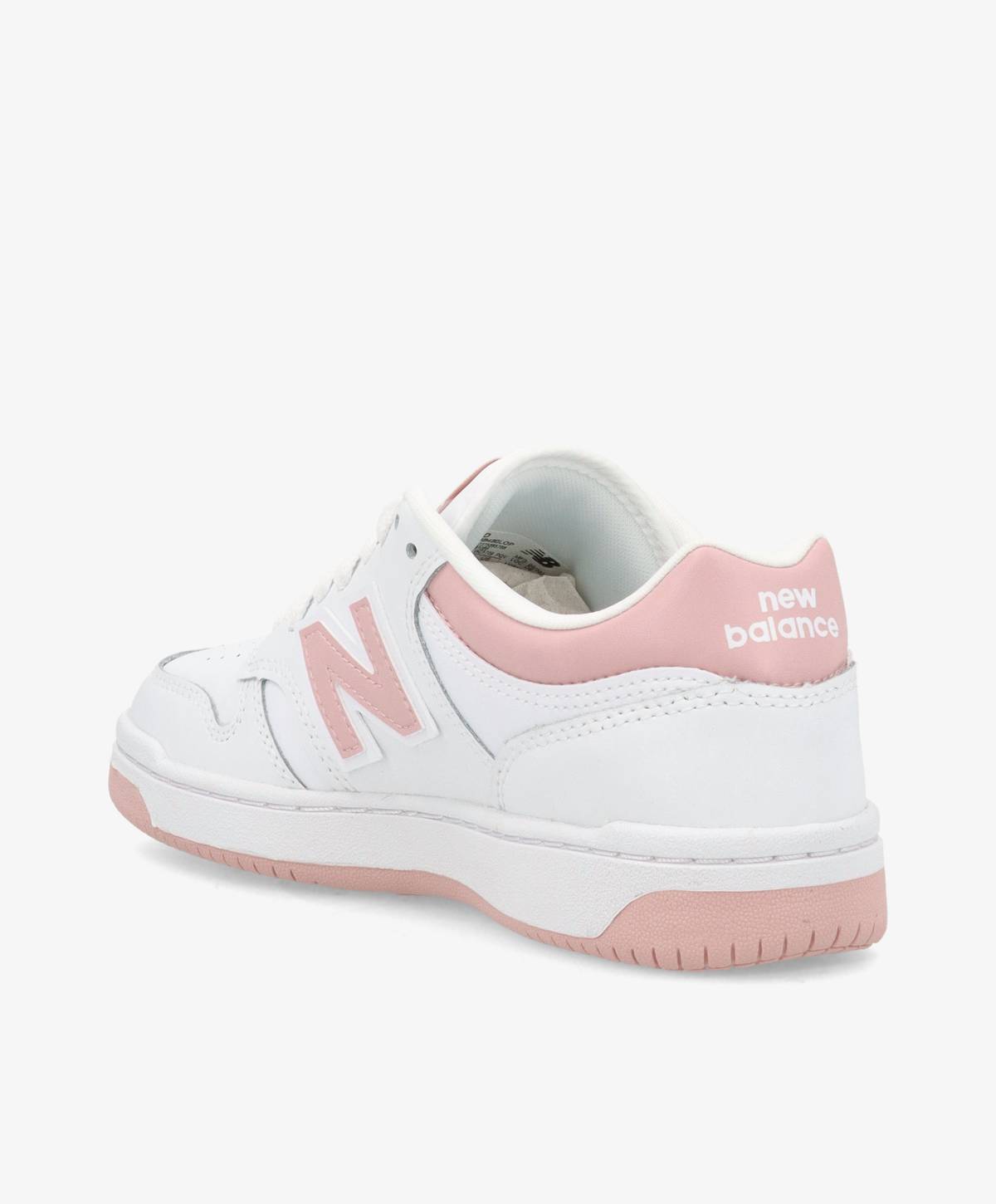 Hvid og lyserød New Balance sneaker set fra siden, med logoet tydeligt på hælen.