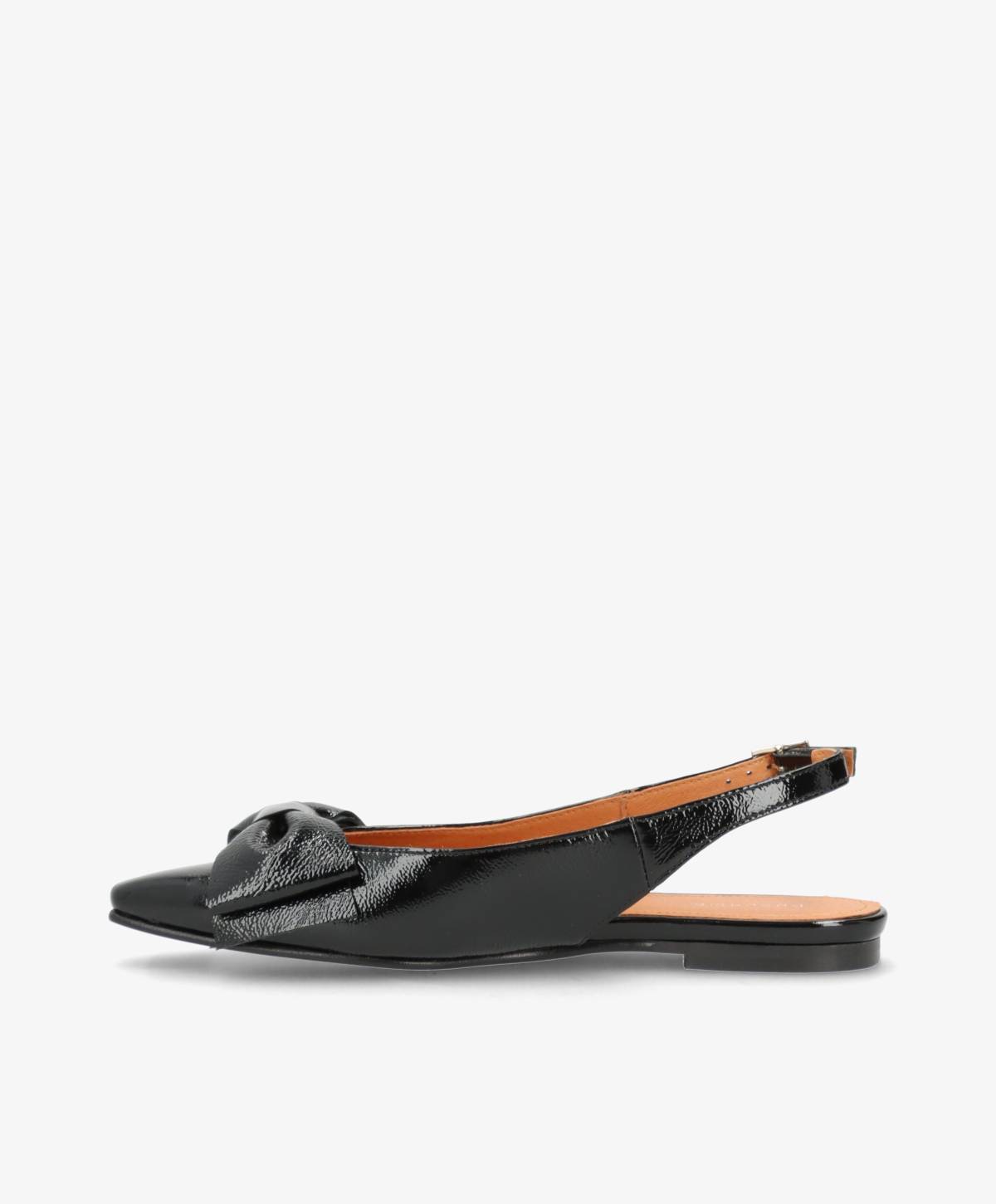 Sort læder slingback-sko med flad hæl og dekorativ sløjfe på tåen, set fra siden.