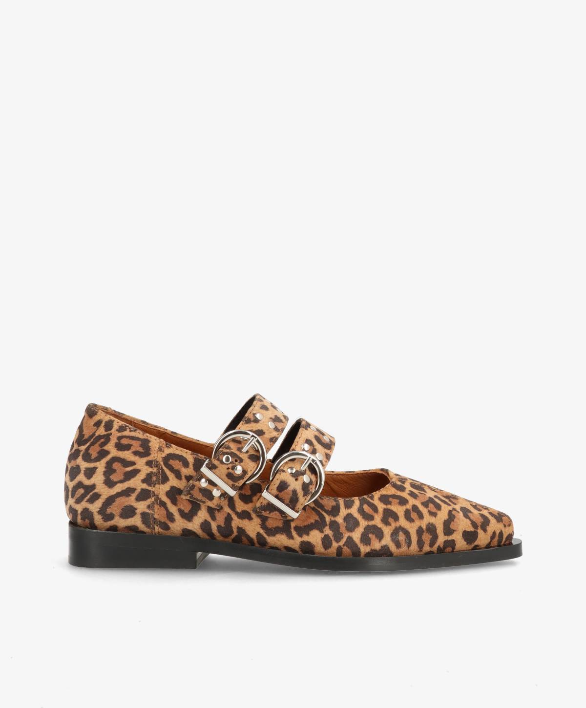 Leopardmønstrede flade sko med to spænder på siden.