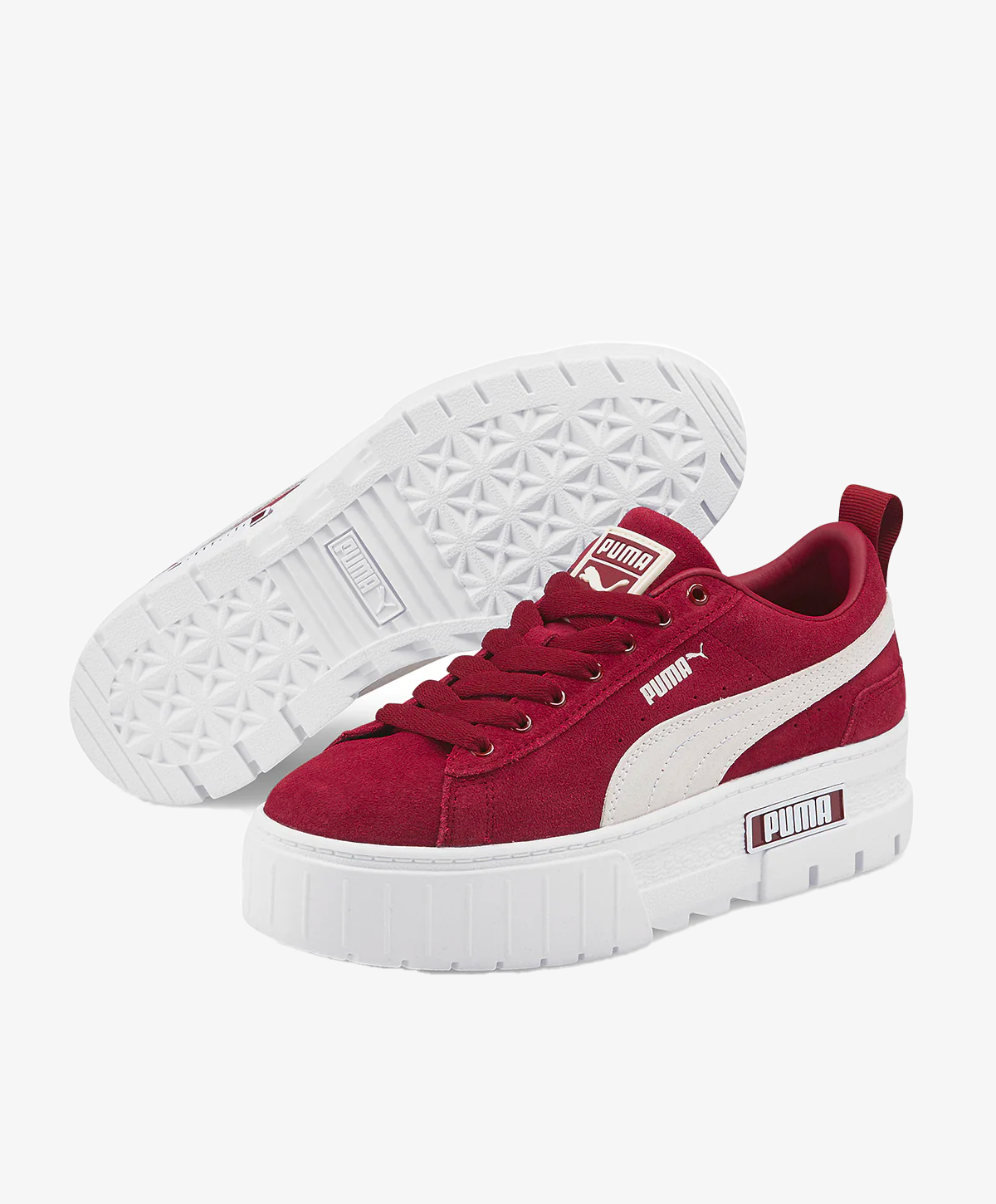 Røde Puma sneakers med hvid sål og hvid stribe på siden, set fra siden og bunden.