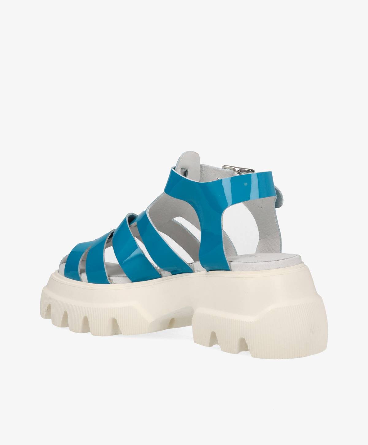 Blå sandal med tykke, hvide såler og flere remme.