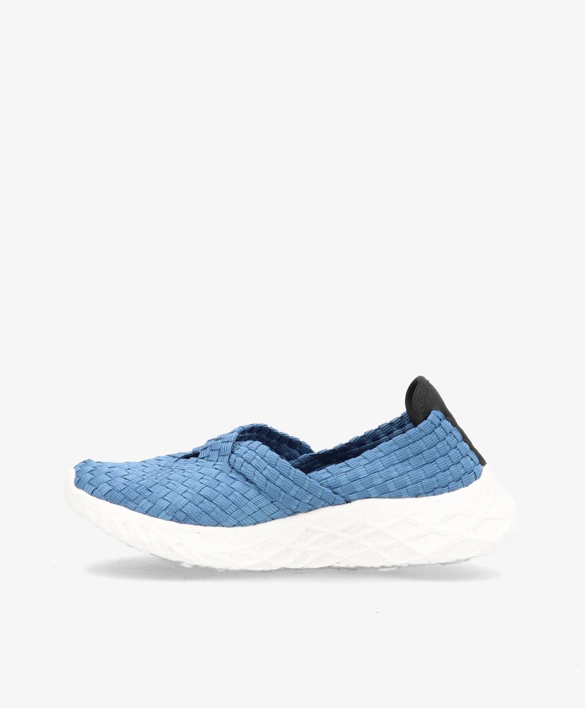 Blå slip-on sko med vævet tekstur og hvid sål, set fra siden.