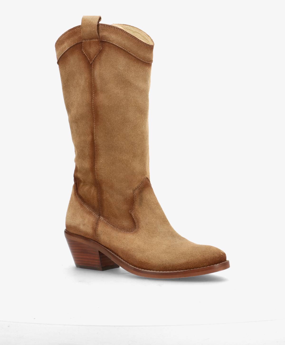 Brun ruskindsstøvle med lav hæl og rund tå, designet i en klassisk cowboy-stil.