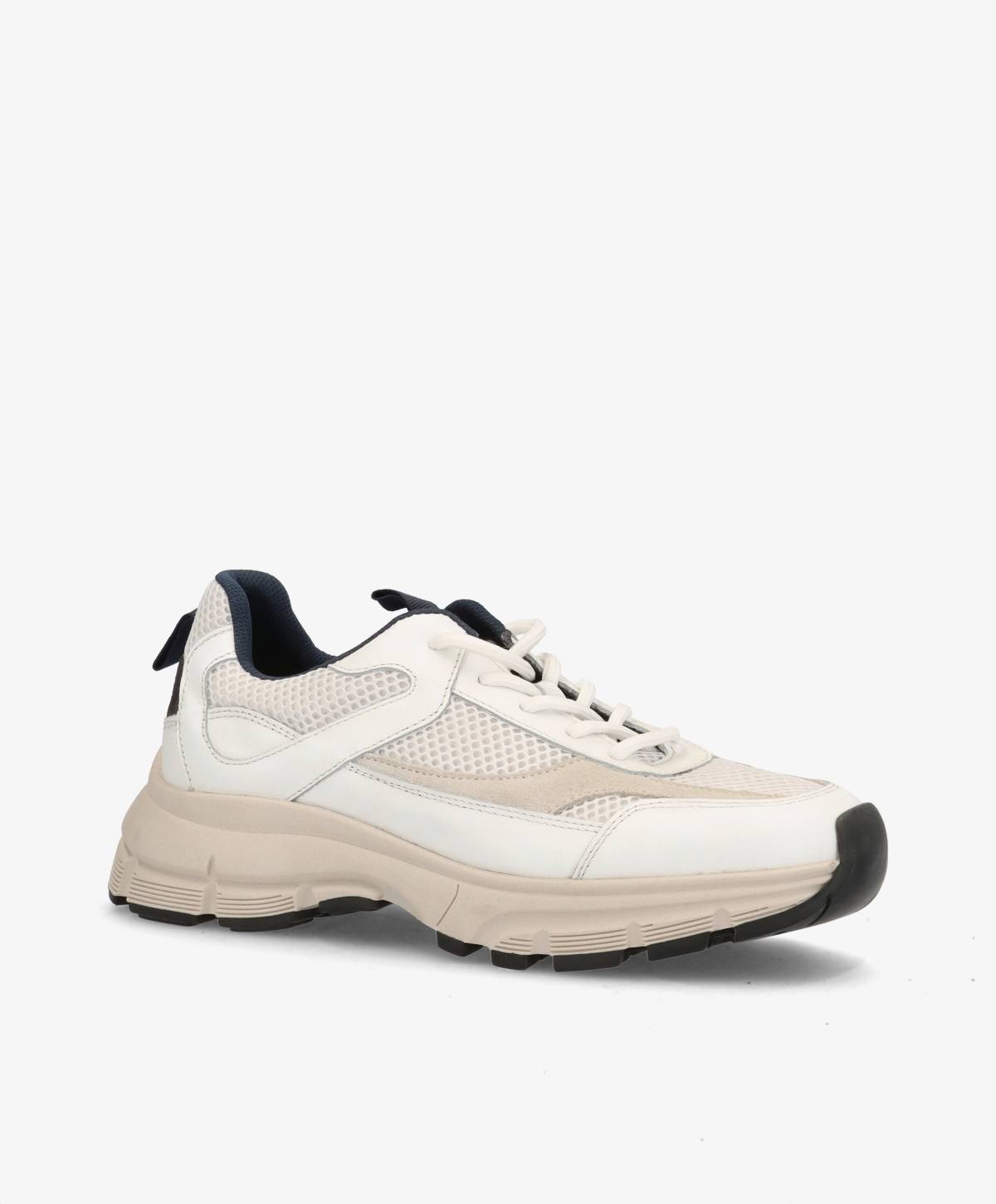 Hvid sneaker med sort sål og mørkeblå detaljer.