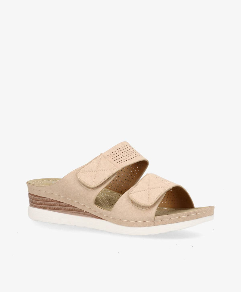 Beige sandal med to justerbare stropper og kilehæl.