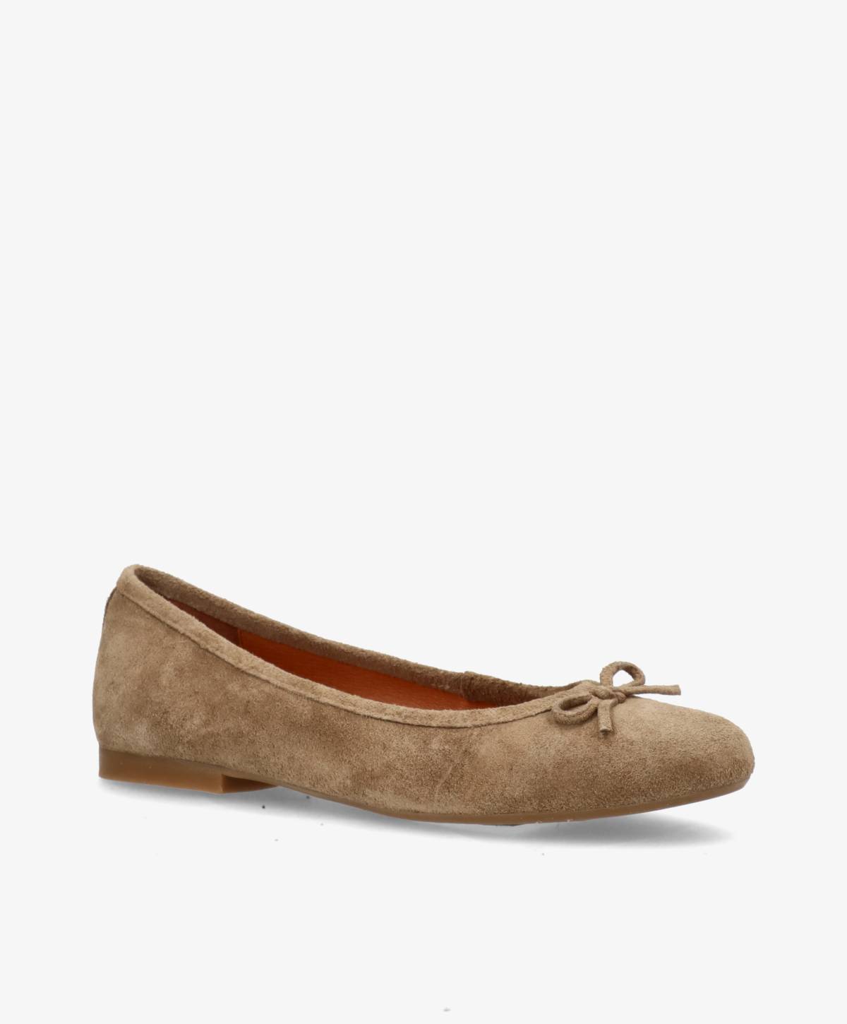 Beige ballerina-sko i ruskind med en lille sløjfe foran.