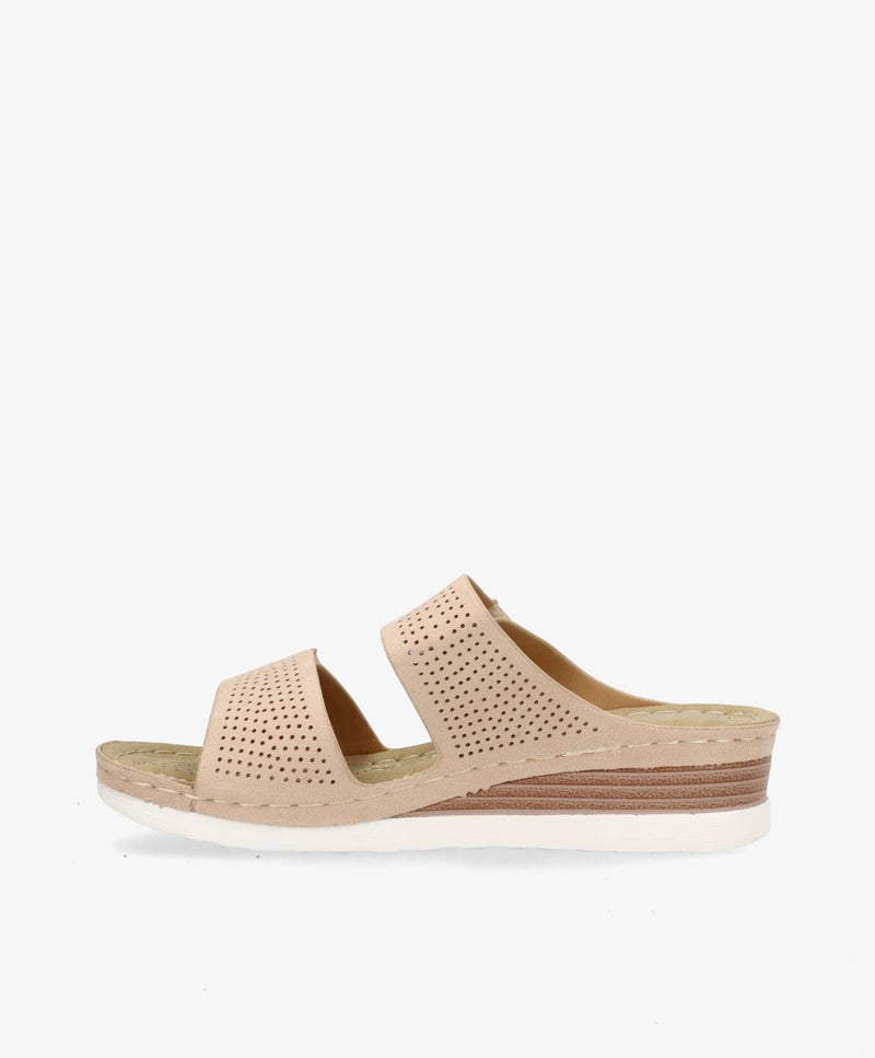 Beige sandal med kilehæl og perforeret design, set fra siden mod en hvid baggrund.