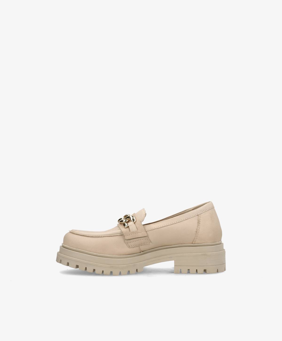 Beige loafersko med chunky sål og guldkædedetalje på siden, set fra siden mod en hvid baggrund.