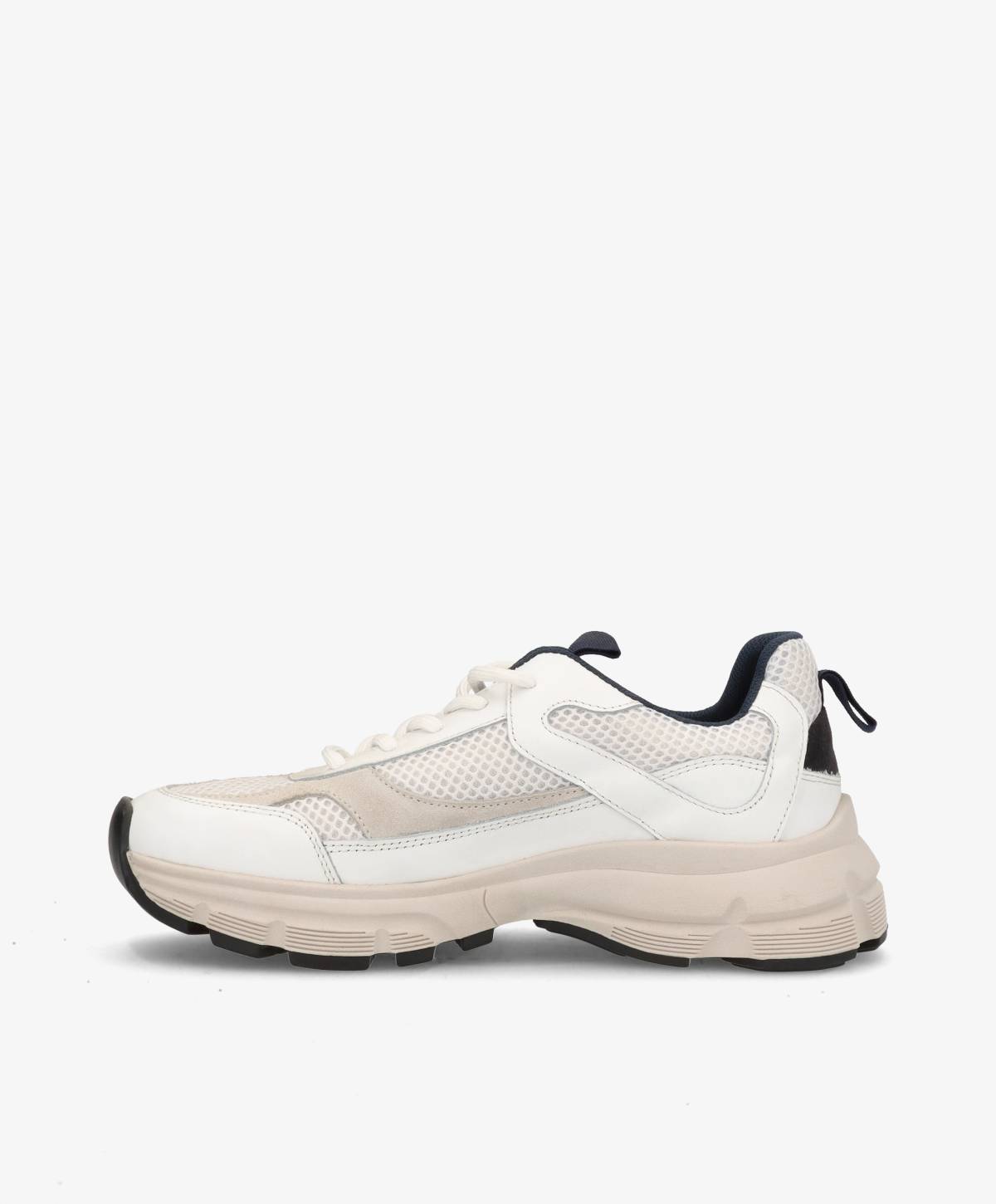 Hvid og beige sneaker med sort hæl og snørebånd, set fra siden mod en hvid baggrund.