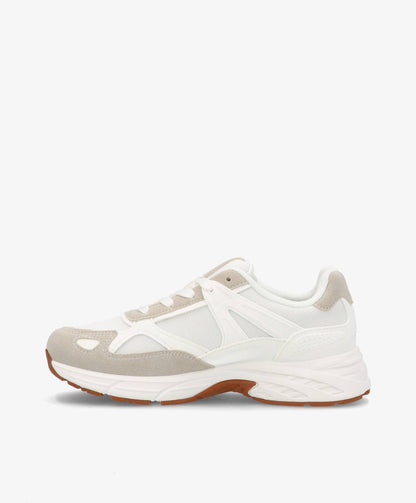 Hvid og beige sneaker med brun sål, set fra siden mod en hvid baggrund.