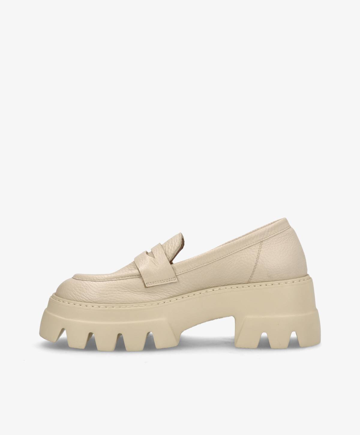 Beige læderloafers med tyk, rillet sål på hvid baggrund.