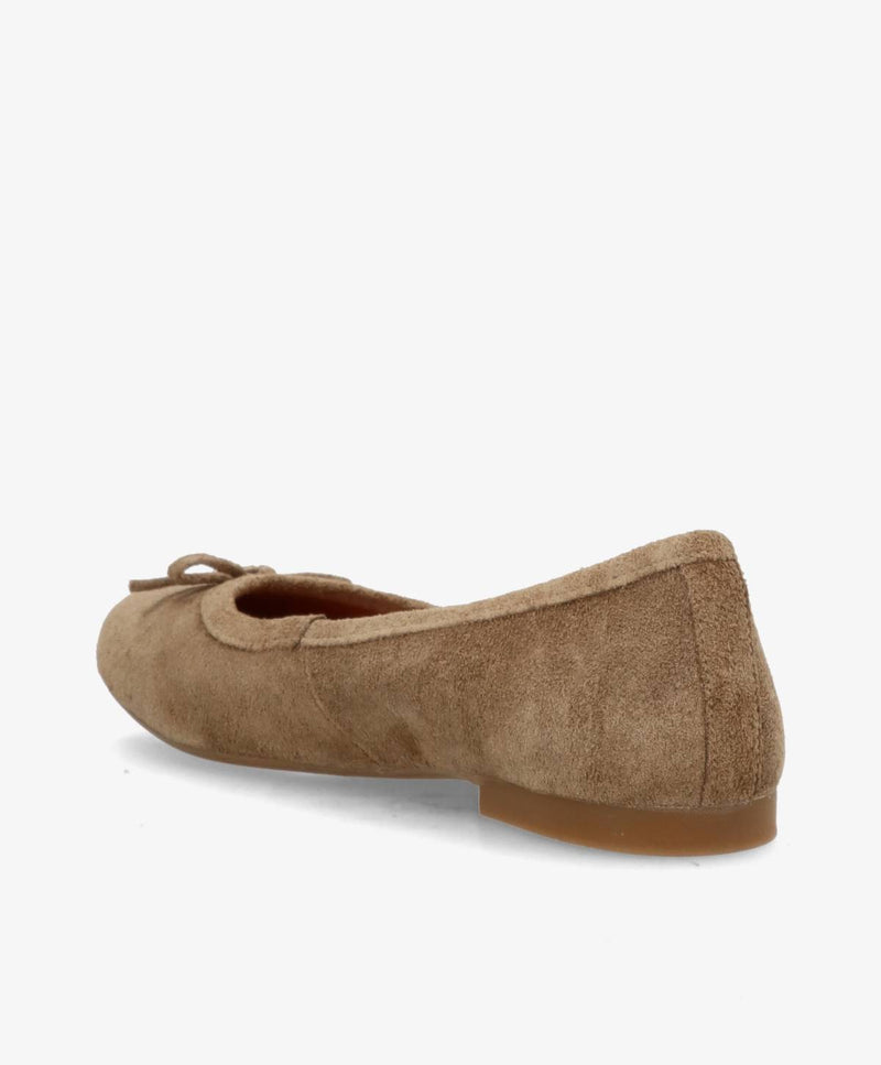 Brun ruskind ballerina sko set fra siden med en lille sløjfe foran.