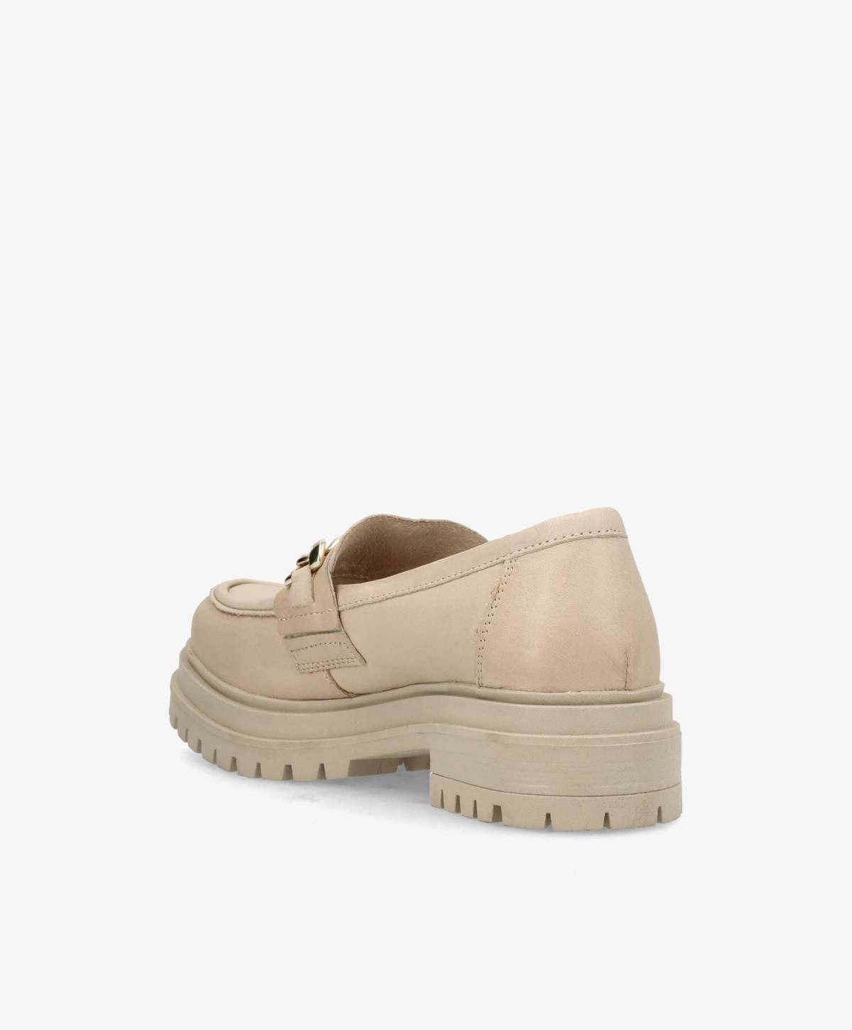 Beige loafersko med tyk sål og dekorativ spænde, set fra siden mod en hvid baggrund.
