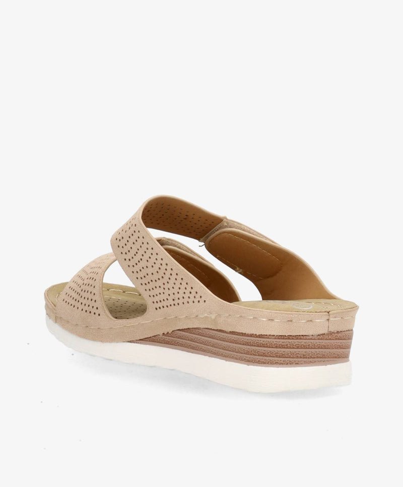 Beige sandal med perforeret design og kilehæl, set bagfra.