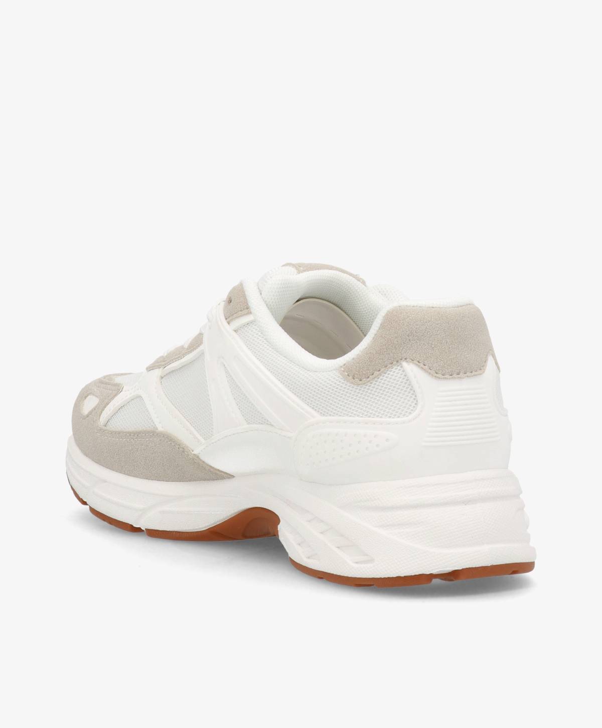 Hvid og beige sneaker set fra siden med en brun sål.