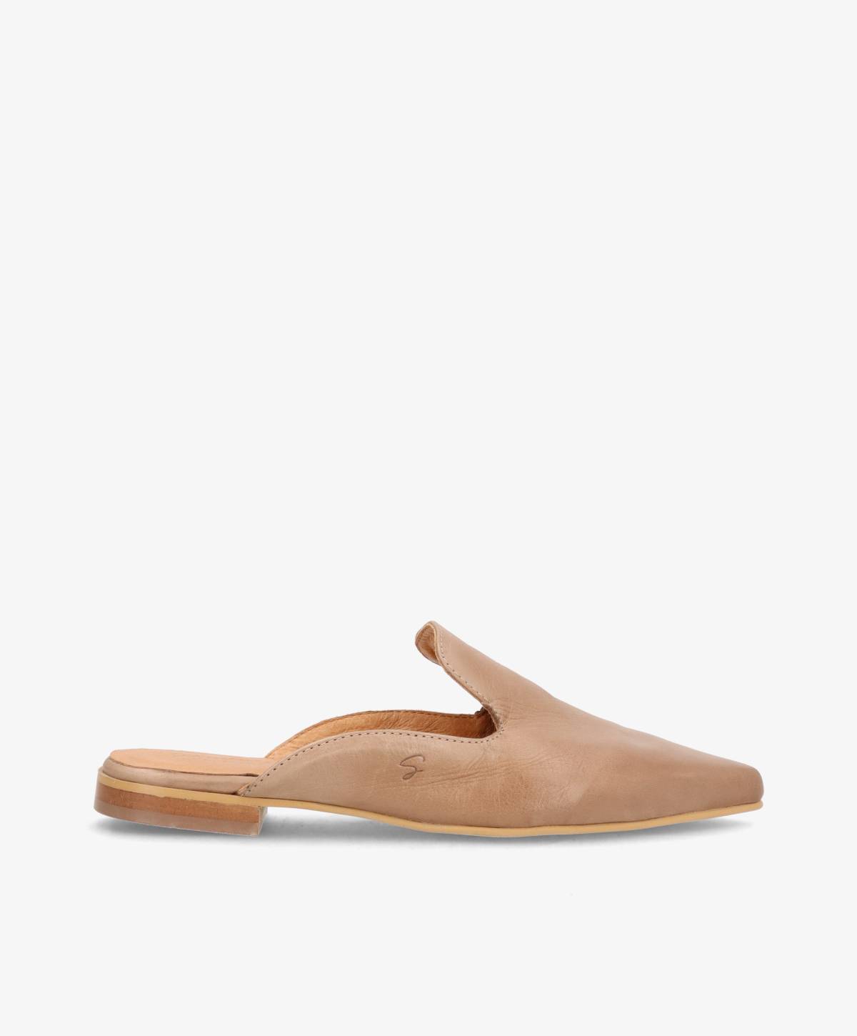 Beige lædermule med flad hæl og åben hæl, set fra siden mod en hvid baggrund.