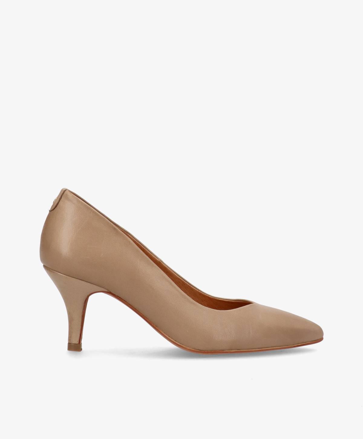 Beige skindpumps fra Shoedesign Copenhagen med spids snude og kort hæl.