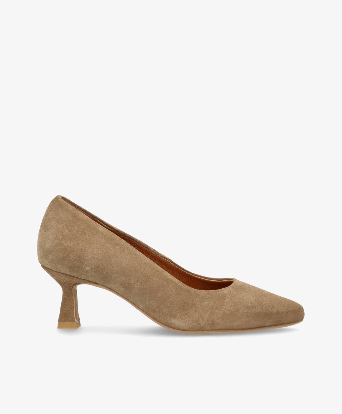 Beige ruskindspumps fra Shoedesign Copenhagen med spids snude og kantet hæl.