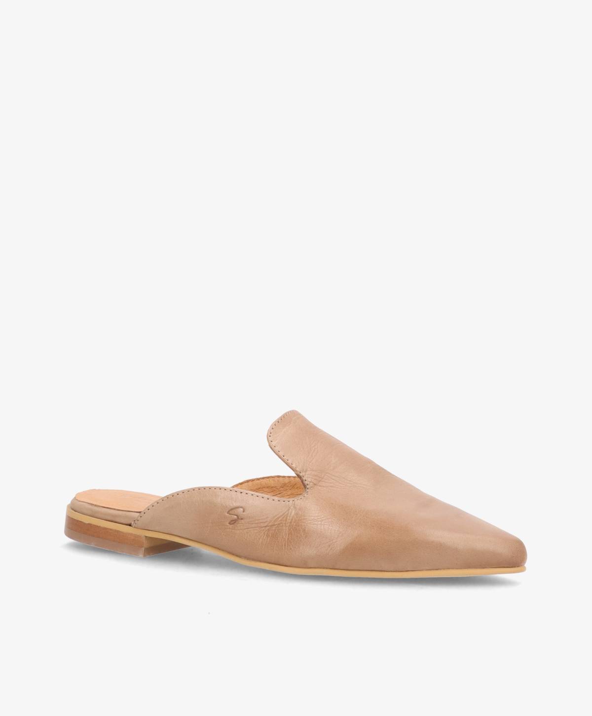 Beige lædermule med flad sål og minimalistisk design.