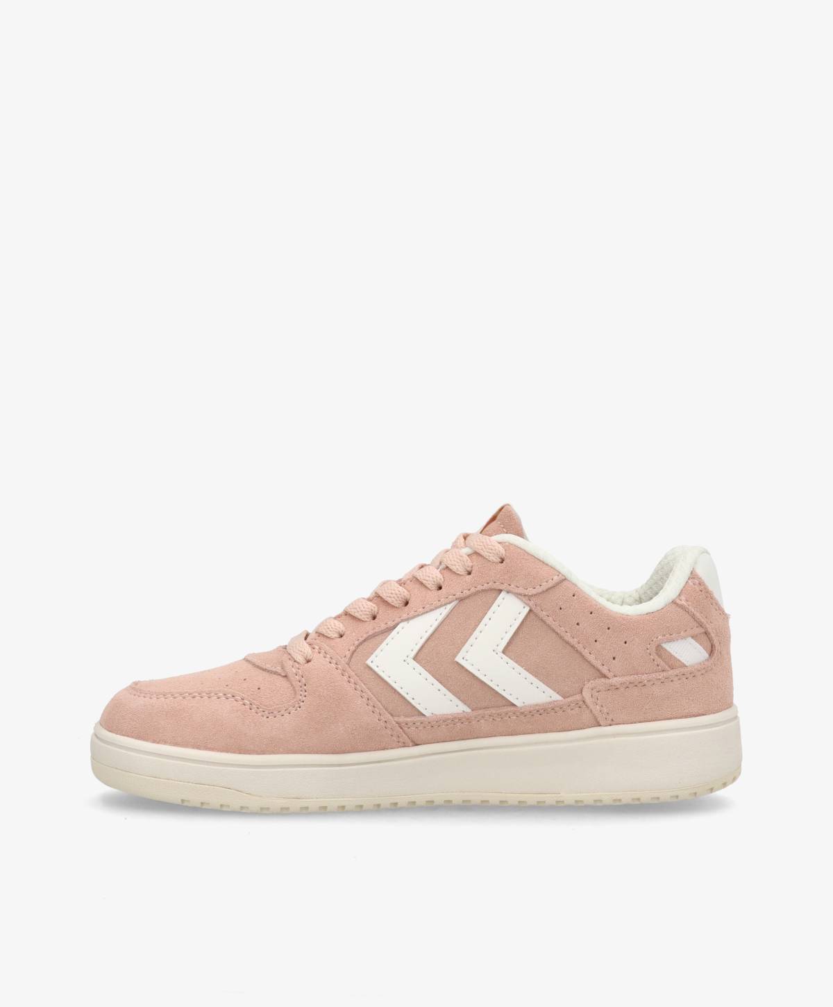 Lyserød sneaker med hvidt logo på siden, flade snørebånd og hvid sål.