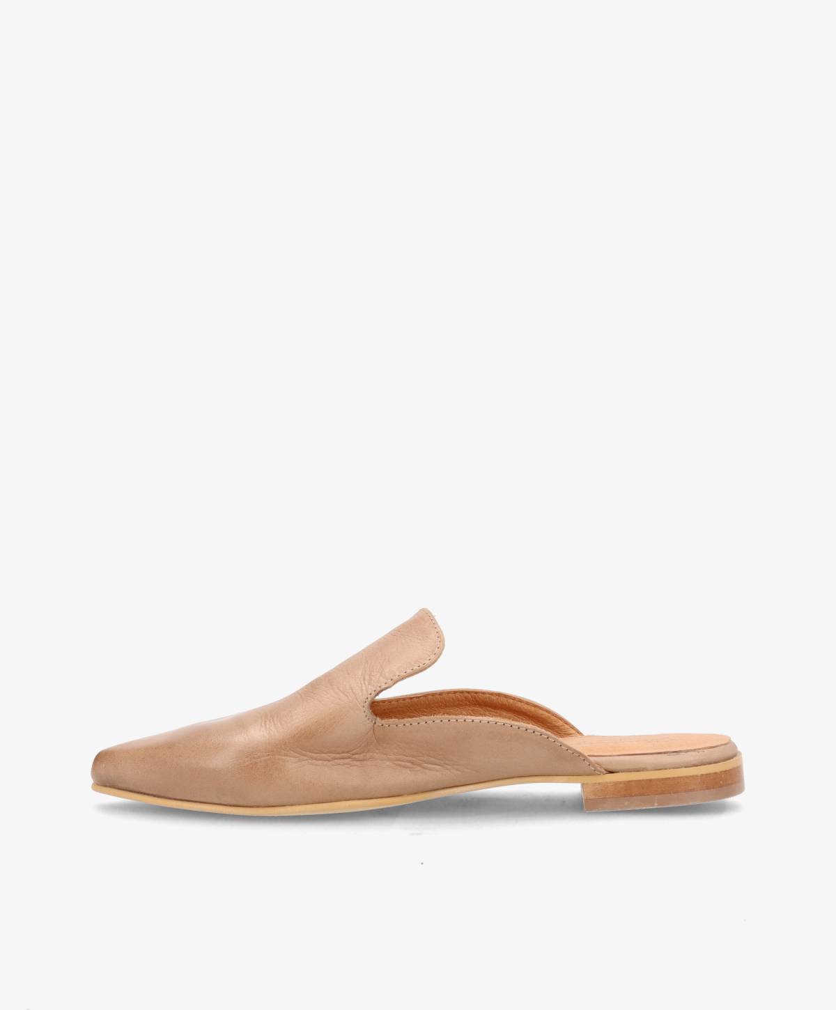 Beige lædermule med flad sål og åben hæl på hvid baggrund.