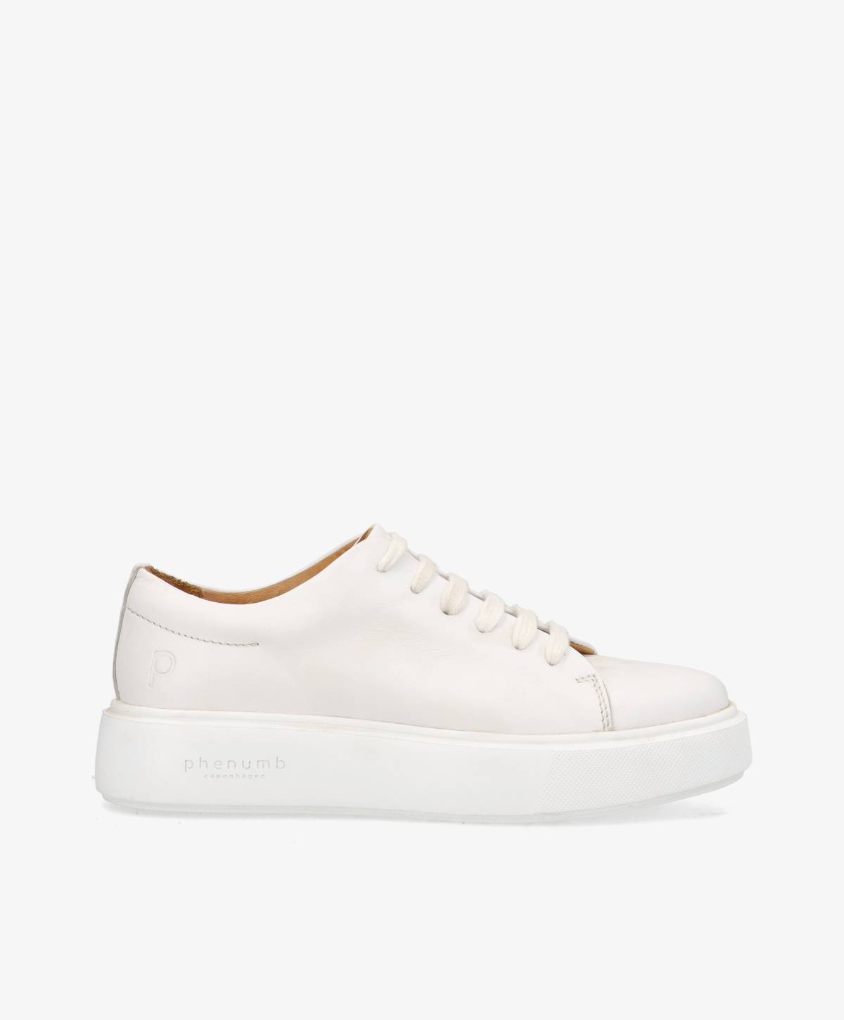 Hvid sneaker med snørebånd og tyk sål, mærket "phenumb" på siden.
