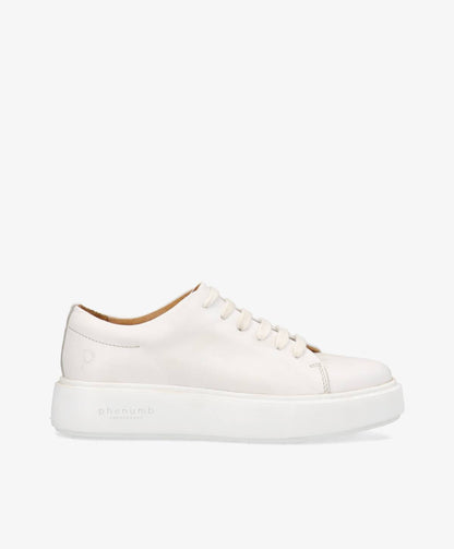 Hvid sneaker med snørebånd og tyk sål, mærket "phenumb" på siden.