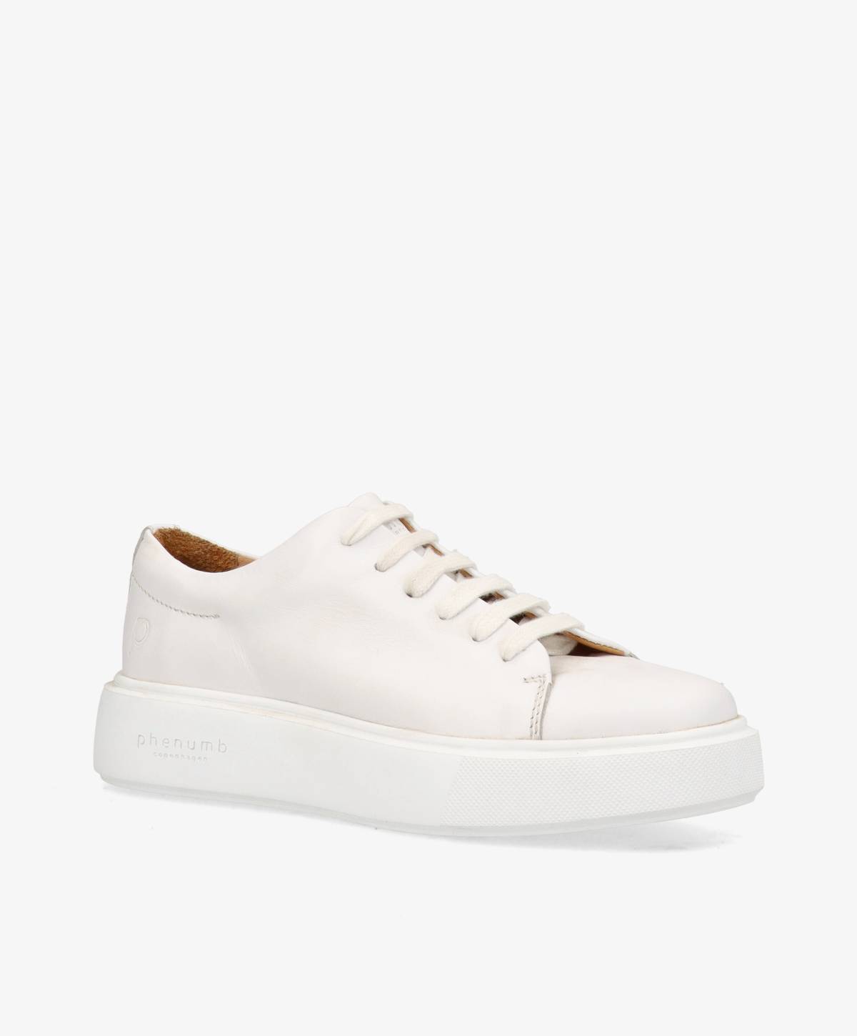 Hvid sneaker med snørebånd og tyk sål, set fra siden.