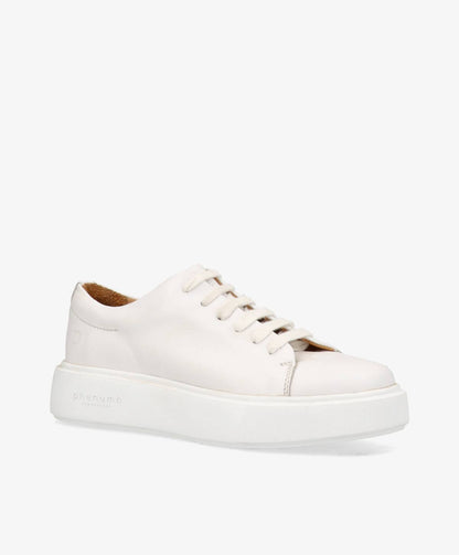 Hvid sneaker med snørebånd og tyk sål, set fra siden.