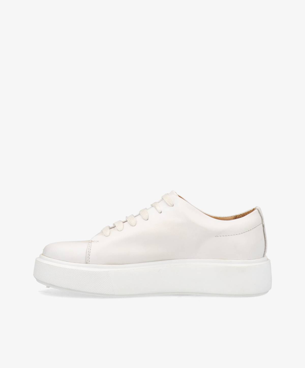 Hvid sneaker med flad sål og snørebånd, set fra siden.