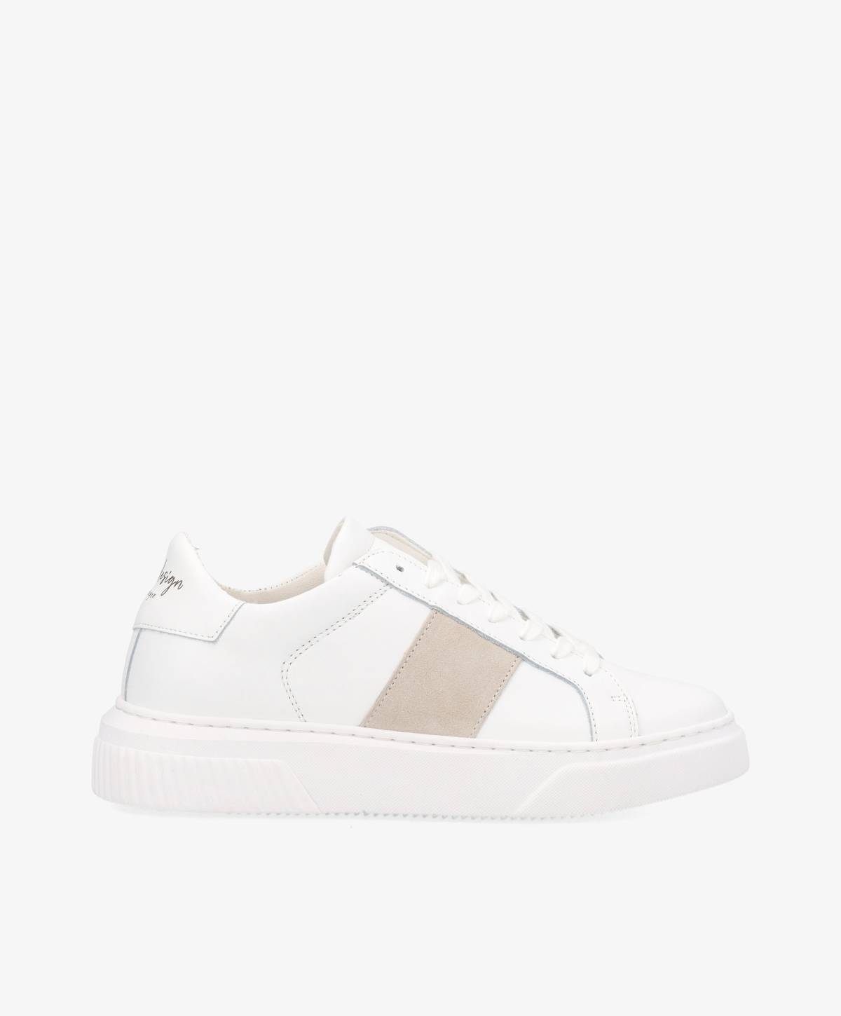 Hvide Shoedesign Copenhagen sneakers med snørebånd og beige ruskindspanel på siden.